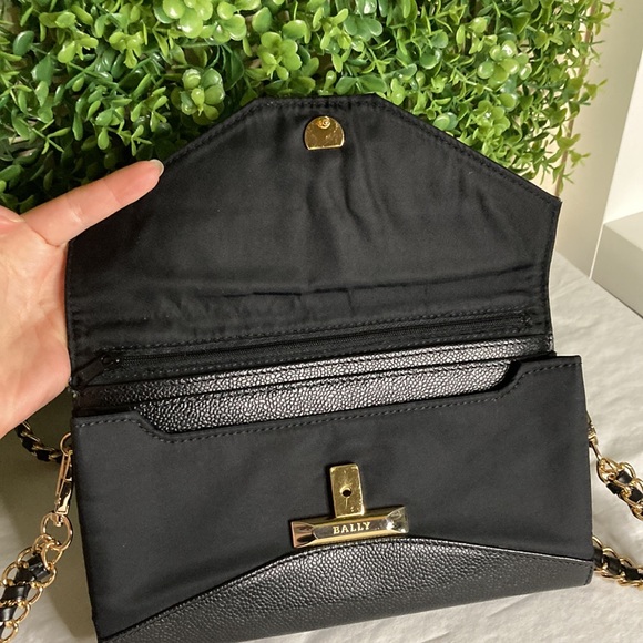 ❤️ Bally Push Lock Clutch With Chain ❤️ - Picture 7 of 17